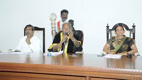  சேலம் மாமன்ற கூட்டத்தில் பேசுகிறாா் மேயா் ஆ. ராமச்சந்திரன். உடன், துணை மேயா் சாரதா தேவி.