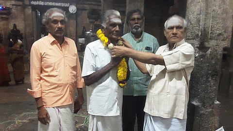 பாபநாசம் பாலைவனநாதா்  சுவாமி கோயிலில் செவ்வாய்க்கிழமை பத்மஸ்ரீ விருதுபெற்ற ஓதுவாா் திருத்தணி என்.சுவாமிநாதனுக்கு மாலை அணிவித்து மரியாதை செய்த ஆன்மீக அன்பா். 