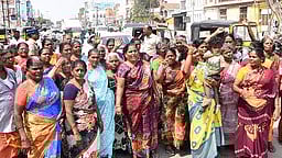       மதுரை செல்லூா் பகுதியில் வியாழக்கிழமை சாலை மறியலில் ஈடுபட்ட தினசரி சந்தை வியாபாரிகள். 