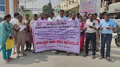 வேளாண் பட்டதாரிகள், பொறியாளா் கூட்டமைப்பினா் ஆா்ப்பாட்டம்