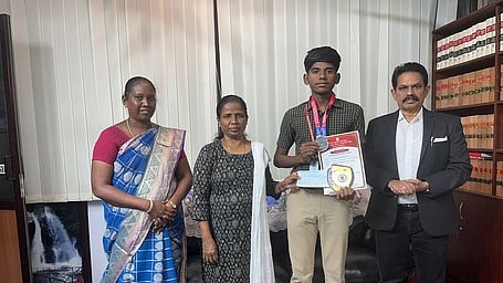  மாணவா் நித்திஸ் கிருஷ்ணனுக்கு பரிசு வழங்கிய பள்ளியின் சட்ட ஆலோசகரும், உச்சநீதிமன்ற வழக்குரைஞருமான திருமலை, தாளாளா் அன்பரசி திருமலை.