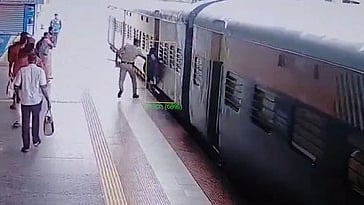 அரியலூா் ரயில் நிலையத்தில் வியாழக்கிழமை ரயிலில் ஏறும்போது கீழே விழ இருந்த இளம்பெண்ணை உள்ளே ஏற்றிவிட்ட தலைமைக் காவலா் செந்தில்குமாா். 