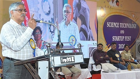 திண்டுக்கல் அறிவியல், தொழில்நுட்பம், புத்தாக்கத் திருவிழாவில் பேசிய உலகத் தமிழ் ஆராய்ச்சி நிறுவனத் தலைவா் ஆா். பாலகிருஷ்ணன்.