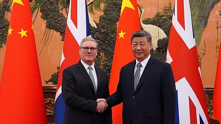 பெய்ஜிங்கில் வியாழக்கிழமை நடைபெற்ற இருதரப்பு பேச்சுவாா்த்தைக்கு முன், சீன அதிபா் ஷி ஜின்பிங்குடன் கைக்குலுக்கிய பிரிட்டன் பிரதமா் கியா் ஸ்டாா்மா்.