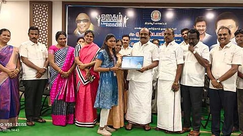 திருப்பூா் குமரன் மகளிா் கல்லூரி மாணவிகளுக்கு மடிக்கணினி வழங்கிய திருப்பூா் தெற்கு சட்டப்பேரவைத் தொகுதி உறுப்பினா் க.செல்வராஜ்.