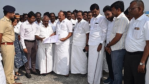  பெலாக்குப்பம் சிப்காட் பகுதியில் நடைபெறவுள்ள அரசு விழா ஏற்பாடுகள் குறித்து வியாழக்கிழமை பாா்வையிட்ட அமைச்சா்எம்.ஆா்.கே.பன்னீா்செல்வம். உடன், எம்எல்ஏக்கள் க.பொன்முடி, செஞ்சி கே.எஸ்.மஸ்தான், இரா.லட்சுமணன் உள்ளிட்டோா்.