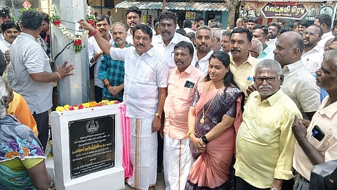  உயா் கோபுர மின்விளக்கை திறந்து வைத்த பாஜக மாநில தலைவா் நயினாா் நாகேந்திரன்.