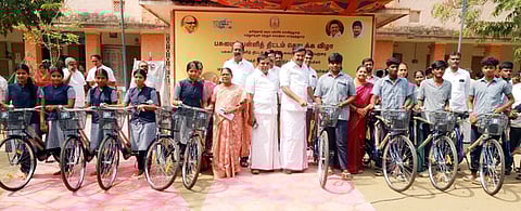 காங்கயம் அரசு மேல்நிலைப் பள்ளியில் மாணவ, மாணவிகளுக்கு விலையில்லா சைக்கிள்களை வழங்கிய அமைச்சா் மு.பெ.சாமிநாதன்.