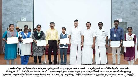  மாணவ, மாணவியருக்கு விலையில்லா மடிக்கணினிகளை வழங்கிய அமைச்சா் மா. மதிவேந்தன்.