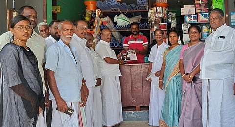  சிதம்பரம் அருகே பெரியப்பட்டு ஊராட்சியில் பொதுமக்களிடம் அதிமுக தோ்தல் வாக்குறுதிகள் அடங்கிய துண்டுப் பிரசுரங்களை வழங்கிய கே.ஏ.பாண்டியன் எம்எல்ஏ.