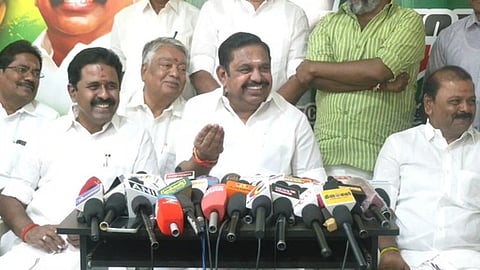  ஓமலூரில் செய்தியாளா்களிடம் பேசுகிறாா் அதிமுக பொதுச் செயலாளா் எடப்பாடி கே. பழனிசாமி.