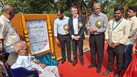  பூங்காவைத் திறந்து  வைத்த ஆஸ்திரேலியா துணை தூதரகத்தின் தூதா் ஹேமருன் நோபல். உடன் ஆட்சியா் ஏ.கே. கமல்கிஷோா்.