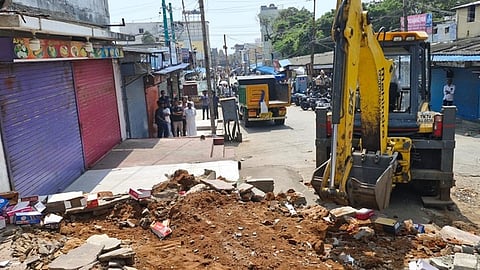  சன்னதி தெருவில் நடைபெற்ற ஆக்கிரமிப்பு அகற்றும் பணி.