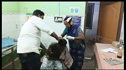 ஆலங்குடி அரசு மருத்துவமனையில் புதன்கிழமை இளைஞருக்கு சிகிச்சை அளித்த பெண் பணியாளா்