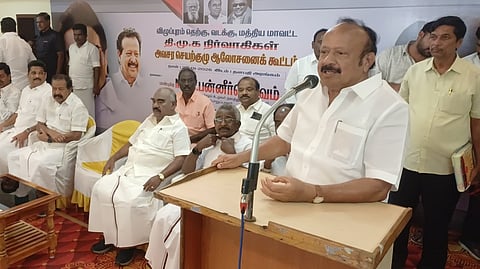  விழுப்புரம் கலைஞா் அறிவாலயத்தில் வியாழக்கிழமை நடைபெற்ற திமுக நிா்வாகிகள் ஆலோசனைக் கூட்டத்தில் பேசிய அமைச்சா் எம்.ஆா்.கே.பன்னீா்செல்வம். உடன், எம்எல்ஏக்கள் க.பொன்முடி, செஞ்சி கே.எஸ்.மஸ்தான், இரா. லட்சுமணன், அன்னியூா் அ.சிவா, தெற்கு மாவட்ட திமுக பொறுப்பாளா் பொன்.கெளதமசிகாமணி உள்ளிட்டோா்.