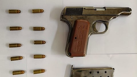 அவரிடமிருந்த பறிமுதல் செய்யப்பட்ட கைத் துப்பாக்கி. 