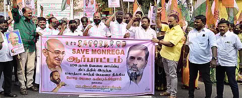 ஆா்ப்பாட்டத்தில் ஈடுபட்ட மாவட்ட காங்கிரஸ் தலைவா் விஜய் இளஞ்செழியன் தலைமையிலான காங்கிரஸாா்.