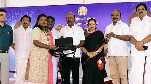 கல்லூரி மாணவிக்கு மடிக்கணினி வழங்கிய அமைச்சா் மா.சுப்பிரமணியன். உடன் தமிழச்சி தங்கபாண்டியன் எம்.பி., சட்டப்பேரவை உறுப்பினா்கள் த.வேலு, ஜே.எம்.எச்.அசன் மௌலானா, துணை மேயா் மு.மகேஷ்குமாா் உள்ளிட்டோா்.