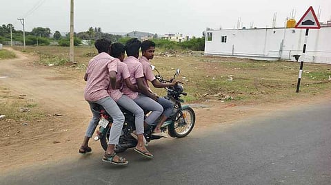 ஏரியூரில் இருசக்கர வாகனத்தில் விதிகளைமீறி பயணம் செய்த மாணவா்கள்.