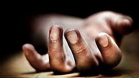  செய்யாறு அருகே வயிறு பிரச்னை காரணமாக ஆடு மேய்க்கும் தொழிலாளி புதன்கிழமை தூக்கிட்டுத் தற்கொலை செய்துகொண்டாா்.