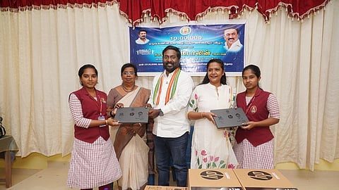  மாணவிக்கு மடிக்கணினி வழங்கும் விஜய்வசந்த் எம்.பி., தாரகை கத்பட் எம்எல்ஏ.