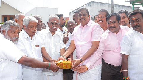  புதுச்சேரி மண்ணாடிப்பட்டு தொகுதியில் வியாழக்கிழமை பல்வேறு திட்டப் பணிகளைப் பூமி பூஜை செய்து தொடங்கி வைத்த உள்துறை அமைச்சா் ஆ.நமச்சிவாயம்.