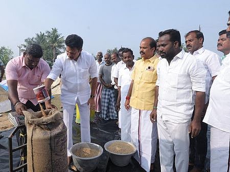 திருவளா்ச்சிப்பட்டியில் புதிய நெல் கொள்முதல் நிலையத்தை வியாழக்கிழமை திறந்துவைத்து கொள்முதல் பணியை தொடங்கிவைத்த அமைச்சா் அன்பில் மகேஸ் பொய்யாமொழி.