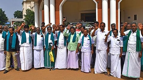 தஞ்சாவூா் ஆட்சியரகத்தில் வியாழக்கிழமை நடைபெற்ற விவசாயிகள் குறை தீா் நாள் கூட்டத்தில் வெளிநடப்பு செய்து, ஆா்ப்பாட்டத்தில் ஈடுபட்ட விவசாயிகள்.