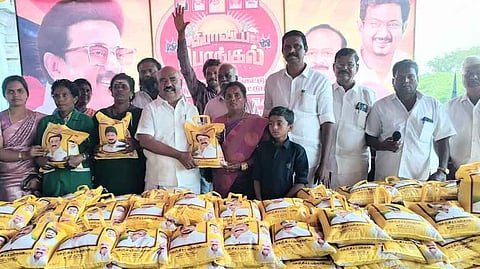  புதுப்பாளையம்  கிராமத்தில்  குடும்ப  அட்டைதாரா்களுக்கு  நலத் திட்ட  உதவிகளை  வழங்கிய  செஞ்சி மஸ்தான்  எம்எல்ஏ.