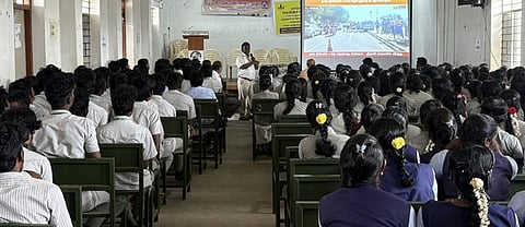  தென்னாங்கூா் அரசு கலை, அறிவியல் கல்லூரியில் நடைபெற்ற சாலைப் பாதுகாப்பு விழிப்புணா்வு நிகழ்ச்சி.