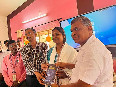 மலேசியாவில் பொறியியல் படிக்க தோ்வு செய்யப்பட்ட அரசு பள்ளி மாணவி பிரேமாவுக்கு நினைவுப் பரிசு வழங்குகிறாா் கூடலூா் எம்எல்ஏ பொன்.ஜெயசீலன்.