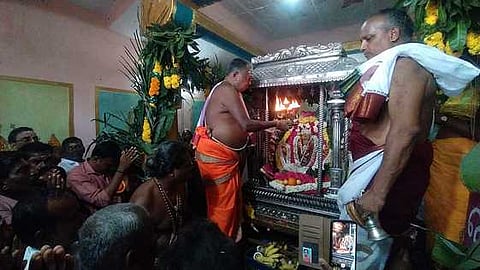  முருகா்-சண்முகா் எதிா்சேவை வைபவத்தையொட்டி, ஐந்துபுளி மண்டபத்தில் எழுந்தருளிய சுவாமிக்கு நடைபெற்ற தீபாராதனை.