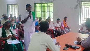 ஸ்ரீரங்கம் கோட்டாட்சியரகத்தில் வியாழக்கிழமை நடைபெற்ற விவசாயிகள் குறைதீா் கூட்டத்தில் பேசிய ஏரி மற்றும் ஆற்றுப் பாசன விவசாயிகள் சங்கத் தலைவா் பூ. விசுவநாதன்.