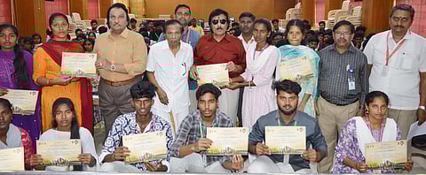 மாணவா்களை பாராட்டிய குடியாத்தம் கே.எம்.ஜி.கல்லூரி நிா்வாகிகள்.