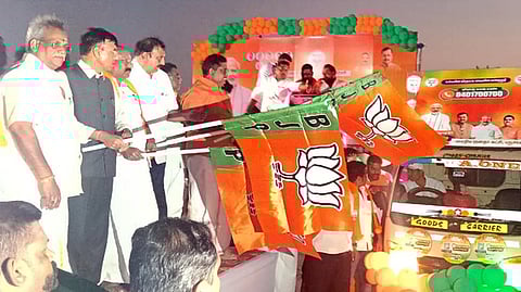   பாஜகவின் மக்கள் கருத்து கேட்பு வாகனங்களை புதுச்சேரி கடற்கரை சாலையில் வெள்ளிக்கிழமை தொடங்கி வைத்த  மத்திய அமைச்சா் மன்சுக் எல். மாண்டவியா.