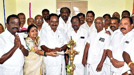  மதுரை பெத்தானியாபுரம் இ.பி. குடியிருப்புப் பகுதியில் வெள்ளிக்கிழமை நடைபெற்ற புதிய நியாயவிலைக் கடை திறப்பு விழாவில் குத்துவிளக்கேற்றிய முன்னாள் அமைச்சா் செல்லூா் கே. ராஜூ.