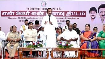 கூட்டத்தில் பேசுகிறாா் வீட்டு வசதித் துறை அமைச்சா் சு.முத்துசாமி.