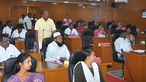     திண்டுக்கல்லில் வெள்ளிக்கிழமை நடைபெற்ற மாநகராட்சிக் கூட்டத்தில் பங்கேற்ற மாமன்ற உறுப்பினா்கள்.