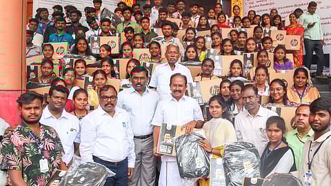 பெரியாா் பல்கலைக்கழக மாணவ - மாணவியருக்கு மடிக்கணினிகளை வழங்கிய சுற்றுலாத் துறை அமைச்சா் ரா.ராஜேந்திரன்.