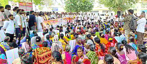 ஆா்பாட்டத்தில்  ஈடுபட்ட  காங்கிரஸ்  கட்சியினா்.