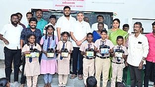  பள்ளமடை அரசு உயா்நிலைப் பள்ளி மாணவா்களுக்கு காலணி வழங்கினாா் திருநெல்வேலி மேற்கு மாநகர திமுக பொறுப்பாளா் சு.சுப்பிரமணியன்.