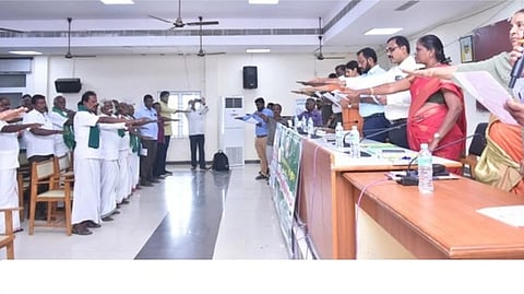  மாவட்ட ஆட்சியா் ஏ.கே.கமல்கிஷோா் தலைமையில் தேசிய தொழுநோய் ஒழிப்பு நாள் உறுதிமொழி ஏற்றோா்.