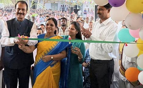 ஓடத்துறை சோமசுந்தரம் நினைவு அரசு மேல்நிலைப் பள்ளியின் புதிய கட்டடத்தினை திறந்துவைக்கிறாா் மருத்துவா் ஓ.என்.பரமசிவன்.