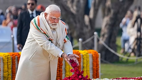 ராஜ்காட்டில் மகாத்மா காந்திக்கு அஞ்சலி செலுத்தும் பிரதமர் மோடி