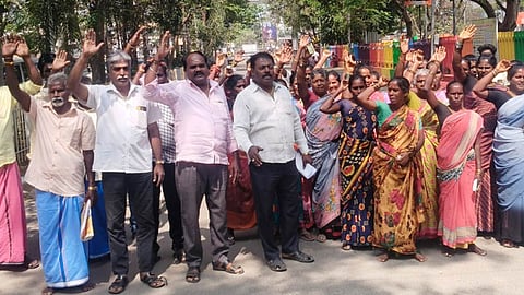 ஆட்சியா் அலுவலகத்தை முற்றுகையிட்ட அரும்பாக்கம் பொதுமக்கள்.