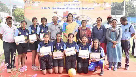 வெற்றிபெற்றவா்களுக்கு பரிசுகள் வழங்கிய  மாவட்ட ஆட்சியா் லட்சுமி பவ்யா தன்னேரு.