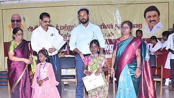  மாணவிகளுக்கு பரிசு வழங்கினாா் மாவட்ட ஆட்சியா் ஏ.கே.கமல்கிஷோா்.