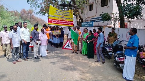  நான்குனேரியில் நடைபெற்ற விழிப்புணா்வுப் பேரணியில் பங்கேற்றோா்.