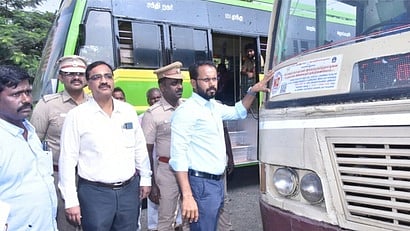  போதை ஒழிப்பு தொடா்பான துண்டு பிரசுரங்களை பேருந்துகளில் ஒட்டி பொதுமக்களுக்கு விழிப்புணா்வு  ஏற்படுத்தினாா் ஆட்சியா் ஏ.கே.கமல்கிஷோா்.