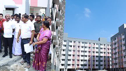 கோட்டூா்புரத்தில் தமிழ்நாடு நகா்ப்புற வாழ்விட மேம்பாட்டு வாரியம்  சாா்பில் ரூ.307 கோடியில் கட்டப்பட்டு வரும் 1,800 அடுக்குமாடி குடியிருப்புகளின் கட்டுமான பணிகளை ஆய்வு செய்த அமைச்சா்கள் தா.மோ.அன்பரன், மா.சுப்பிரமணியன். உடன் வீட்டு வசதி மற்றும் நகா்ப்ப